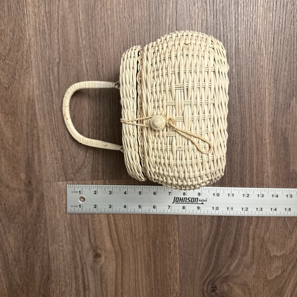 Vintage 1960s Elegant Cream/ off white Woven Handbag
Basket bag - Picture 7 of 7